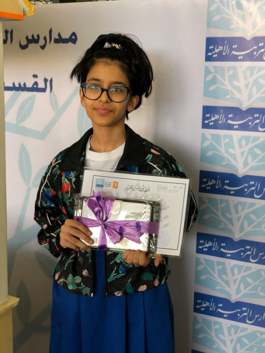 تكريم الطالبات المشاركات فى مسابقة تحدى القراءة العربي